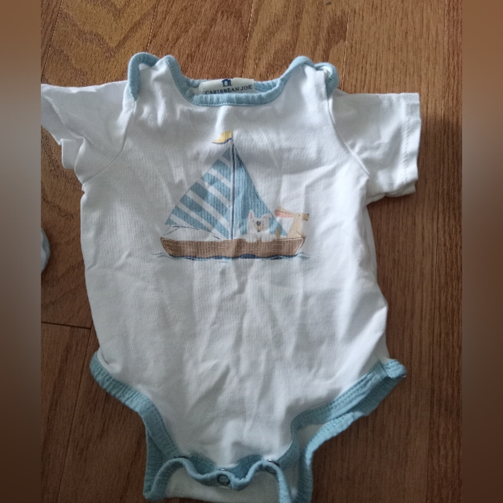 Short sleeve baby onesie